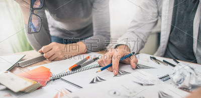 图形设计师绘制草图标志设计。
