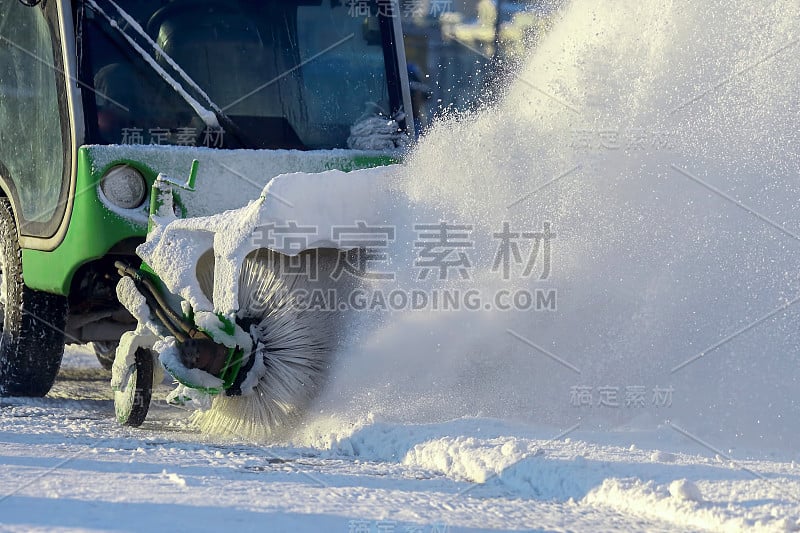 借助特殊机械清理城市街道积雪