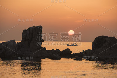 岩石岛之间的日出