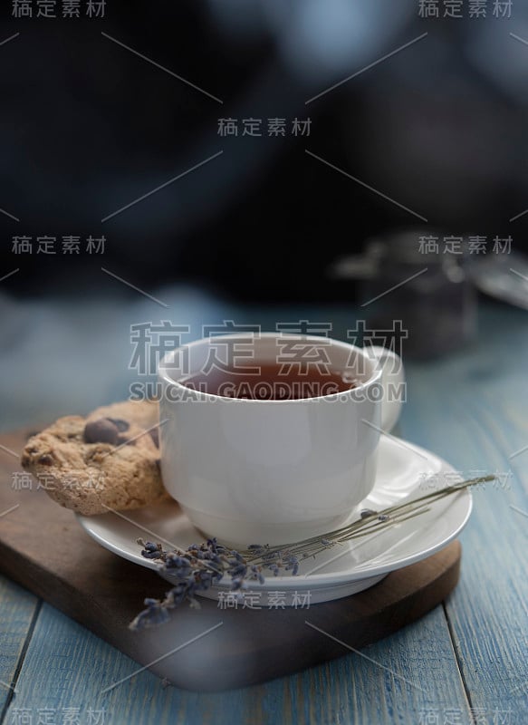 白茶杯配清水溪流，饼干手工近处灰