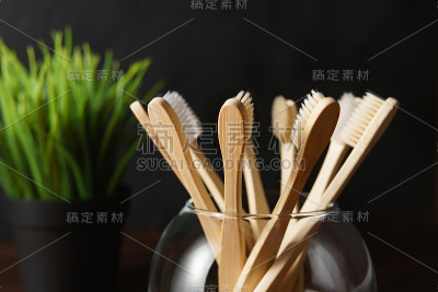 几个竹牙刷在一个玻璃杯的特写。