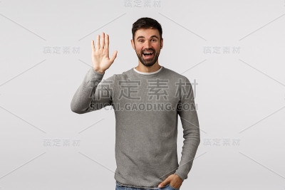 友好，开朗和外向的微笑胡子白人男子，问候邻居举起手臂和挥手打招呼，hi手势，看到人等在见面地点，站在