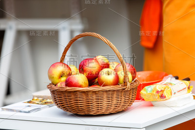新鲜的苹果在果篮里