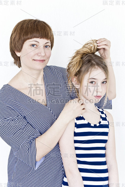 美丽的母女在白色