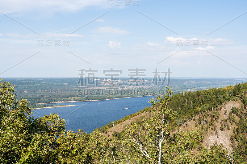 伏尔加河河床，海岸线和小镇从日古里山顶