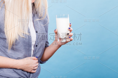 拿着牛奶杯的女人胃痛