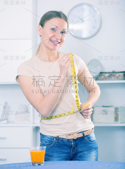 幸福女人测量腰围