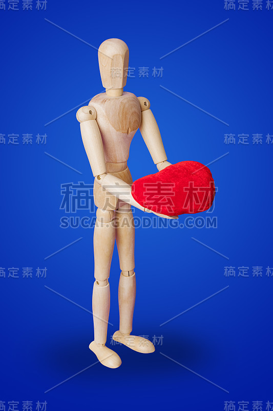 木制玩具人物与心在蓝色
