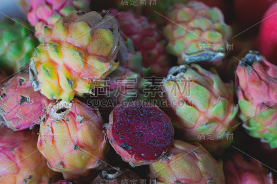 火龙果在农贸市场出售。农业的背景。特写镜头。俯视图