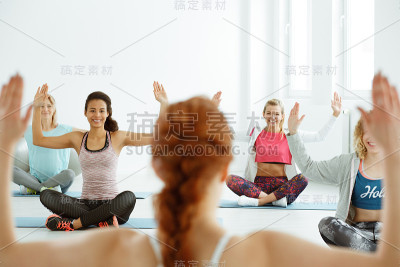 瑜伽课上的女孩