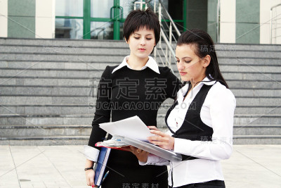 严重的两位女商人