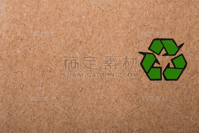 纸板上的绿色循环符号