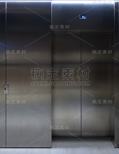 二楼的金属电梯门关闭了
