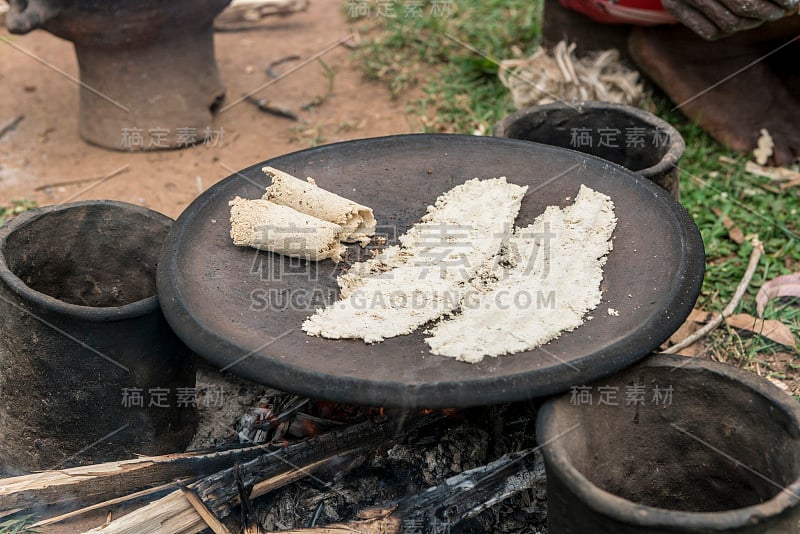 在埃塞俄比亚制作假香蕉面包