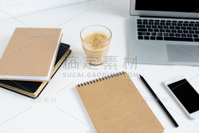 笔记本电脑，智能手机，记事本，书和一杯咖啡
