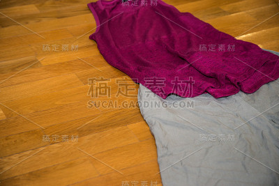 衣服放在木地板上