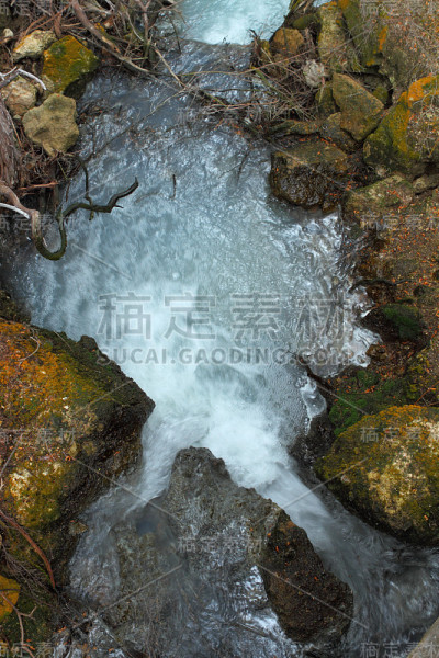 流