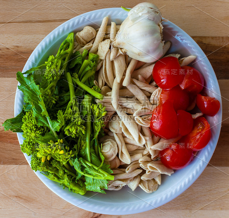 意大利美食:用三聚氰胺、大蒜、红辣椒和特级橄榄油来搭配“cime di rapa”