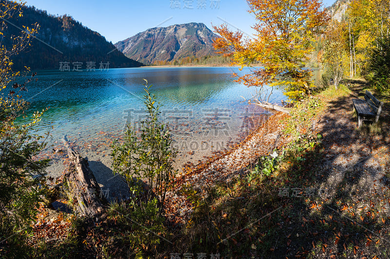 宁静的秋天阿尔卑斯山山湖奥芬西湖，萨尔兹卡默古特，上奥地利。