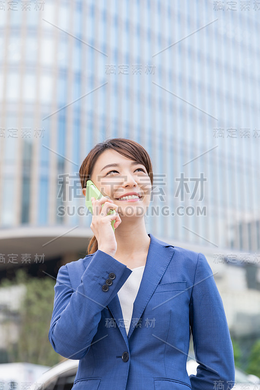 在电话中交谈的亚洲妇女