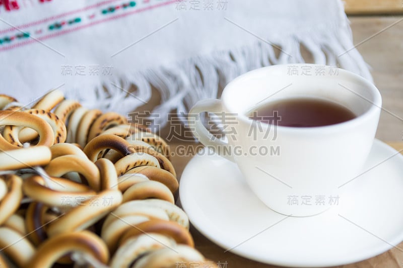 木背景上的寿司和茶杯。俄罗斯国家传统