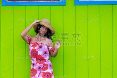夏威夷戴着草帽的漂亮女人