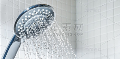 现代淋浴喷头与自来水在白色浴室