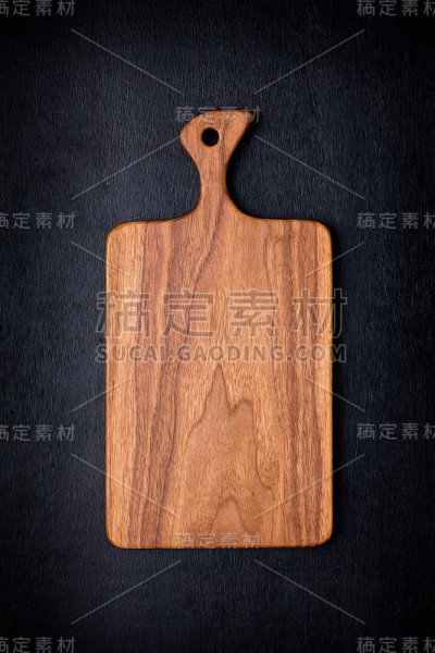 胡桃木手工切木板上的黑色木板