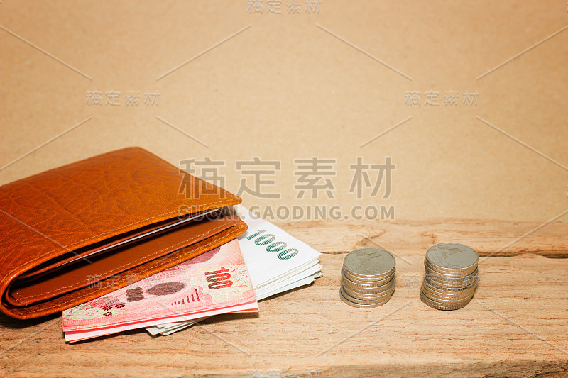棕色背景上的钱和钱包