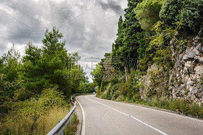 欧洲黑山的山路。