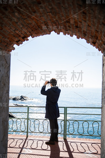 海边探险的人