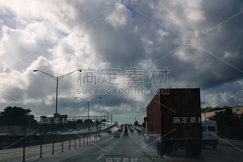 佛罗里达州迈阿密雨天驾驶公路与卡车