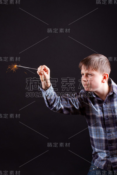 男孩与罗马焰火筒