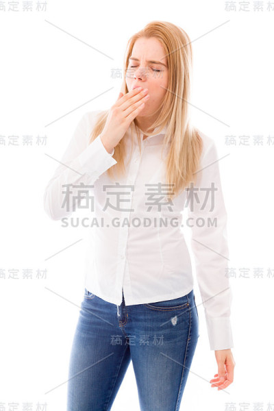 年轻女子打呵欠