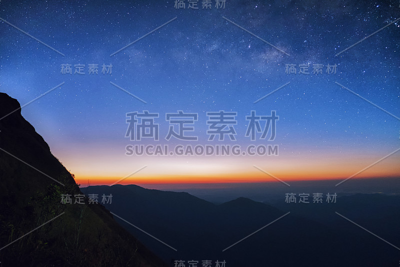 日出在早晨，景观星星和日出在山与蓝色的天空和金黄橙色的秋天树叶在泰国北碧山，俯瞰山谷