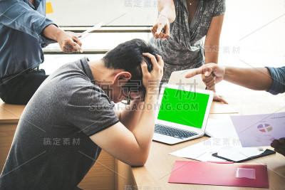 业务团队抱怨受挫的年轻同事;负面情绪的概念
