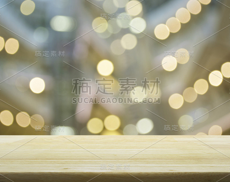 空木桌上模糊的商场散景背景