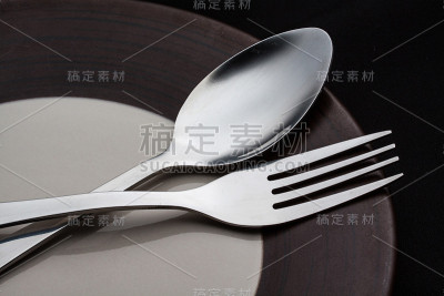 用银叉和银匙的盘子