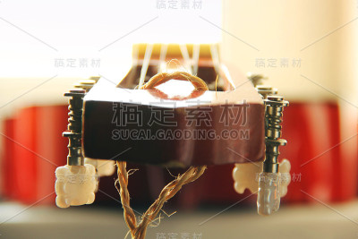 吉他靠近窗户。乐器特写