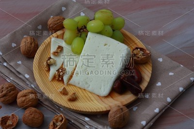 鲜嫩的羊乳酪，配以红枣、白葡萄和核桃