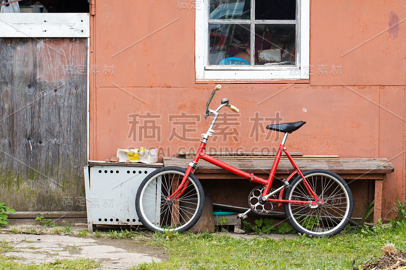 小屋附近的一辆老式自行车