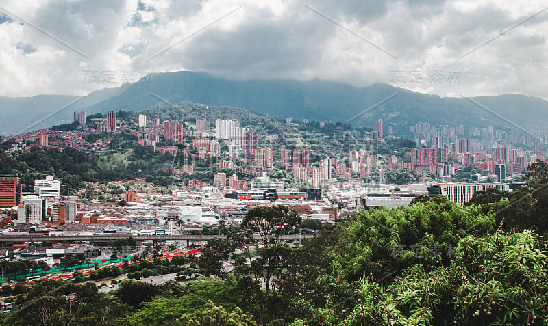 城市Medellín，哥伦比亚，蔓延在安提奥基亚山脉