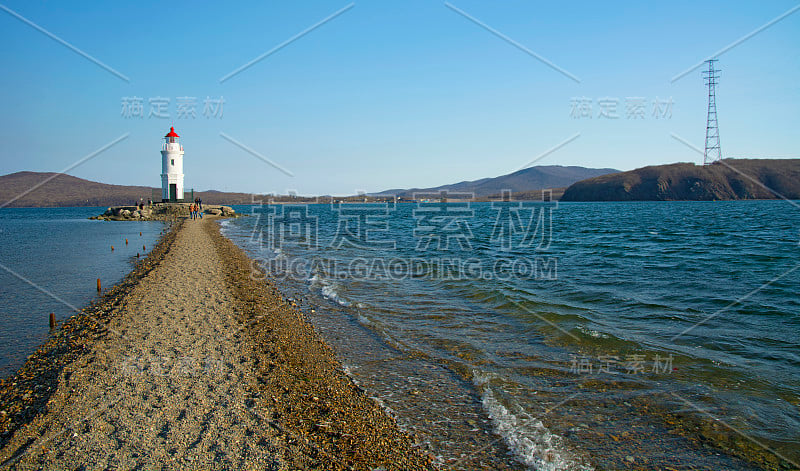 在海中填满了通往灯塔的道路，在海中线的沙滩上通行