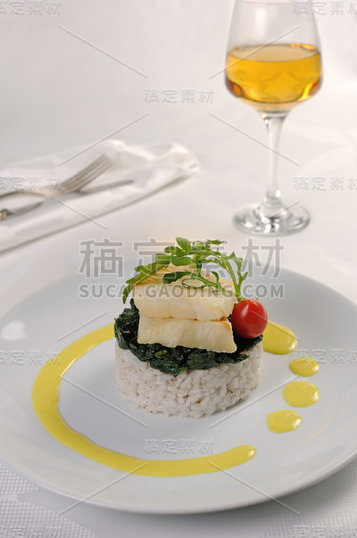 比目鱼片配意大利调味饭和菠菜