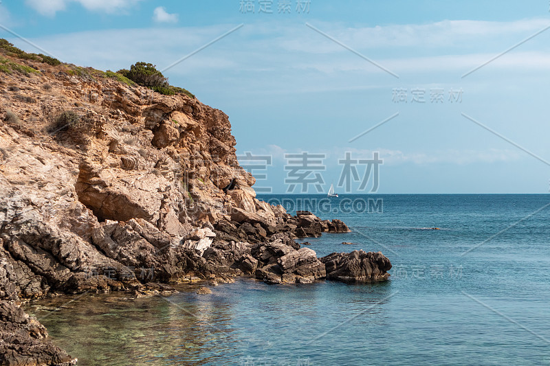 有岩石峭壁和蓝色海水的爱琴海