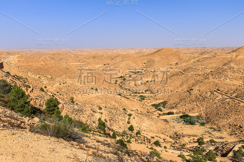 下午的撒哈拉沙漠的石头场景。