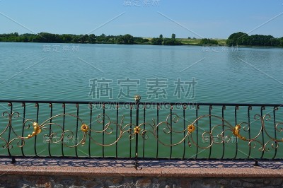 这是乡村夏季河流的全景