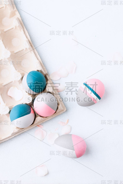 乡村复活节彩蛋。白色的桌子上画着美丽的复活节彩蛋。个性的概念，与众不同，有机的，纹身在鸡蛋上。