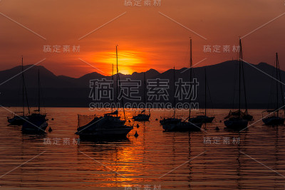 意大利加尔达湖上的帆船与夕阳