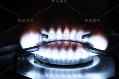 黑暗中的煤气炉的火